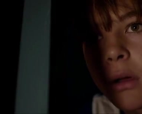 Samara Weaving  Bella Thorn Kissing - Film nackt