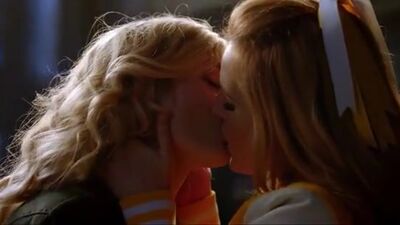 Samara Weaving  Bella Thorn Kissing - Film nackt