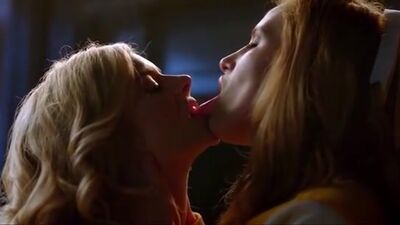 Samara Weaving  Bella Thorn Kissing - Film nackt