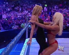 Torrie Wilson Grinding On Sable In A Bikini And Sticking Her Sucker In Her Mouth On WWE Smackdown - Film nackt