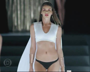Hot Ramp Walk By Camila Queiroz In Verdades Secredas - Film nackt