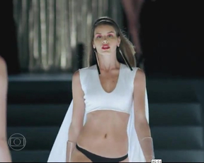 Hot Ramp Walk By Camila Queiroz In Verdades Secredas - Film nackt