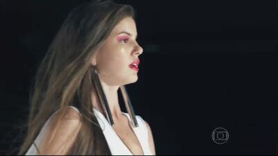 Hot Ramp Walk By Camila Queiroz In Verdades Secredas - Film nackt