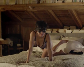 Marion Duval With A Masked Reveal Of The Plot In Love Is The Perfect Crime - Film nackt