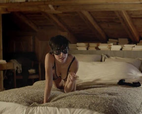 Marion Duval With A Masked Reveal Of The Plot In Love Is The Perfect Crime - Film nackt