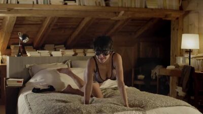 Marion Duval With A Masked Reveal Of The Plot In Love Is The Perfect Crime - Film nackt