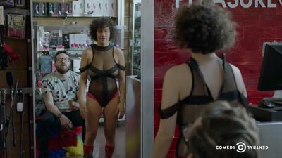 Ilana Glazer Displaying Her Impressive Plots - Film nackt