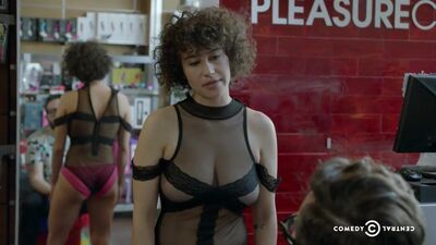 Ilana Glazer Displaying Her Impressive Plots - Film nackt