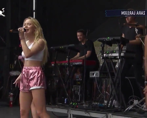 Listen To It For The Plot - Film nackt