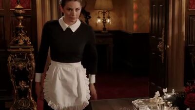 Keeley Hazell Maid Plot In 'The Royals' - Film nackt