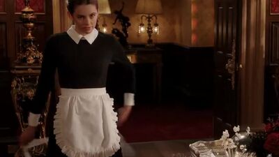 Keeley Hazell Maid Plot In 'The Royals' - Film nackt