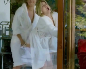 Ana De Armas  Lorenza Izzo Backplots: Knock Knock - Film nackt