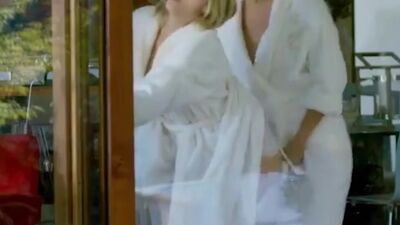 Ana De Armas  Lorenza Izzo Backplots: Knock Knock - Film nackt