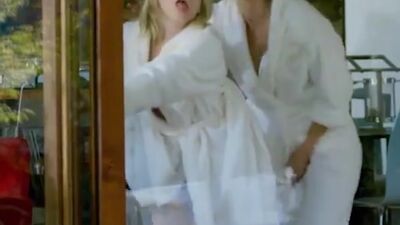 Ana De Armas  Lorenza Izzo Backplots: Knock Knock - Film nackt