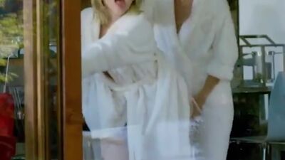Ana De Armas  Lorenza Izzo Backplots: Knock Knock - Film nackt