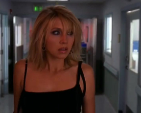 Sarah Chalke Struts Her Stuff In Scrubs - Film nackt