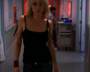 Sarah Chalke Struts Her Stuff In Scrubs - Film nackt