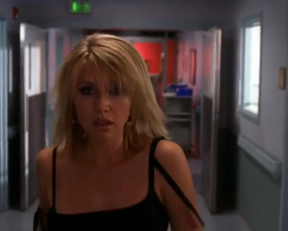 Sarah Chalke Struts Her Stuff In Scrubs - Film nackt