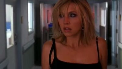 Sarah Chalke Struts Her Stuff In Scrubs - Film nackt