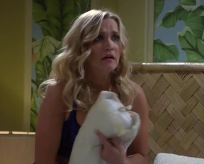 Emily Osment - Young  Hungry. - Film nackt