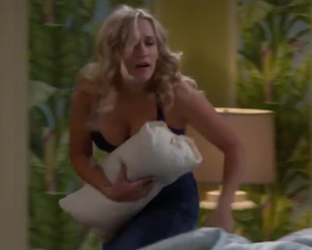 Emily Osment - Young  Hungry. - Film nackt