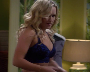 Emily Osment - Young  Hungry. - Film nackt