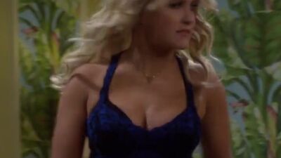 Emily Osment - Young  Hungry. - Film nackt
