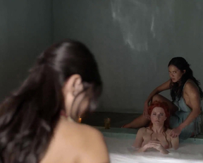 Lucy Lawless And Katrina Law In Spartacus - Film nackt
