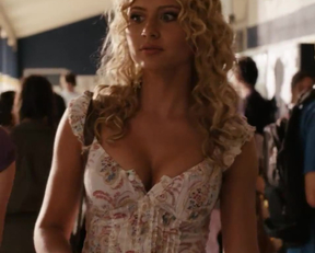 Aly Michalka - Easy A Walking Plot - Film nackt