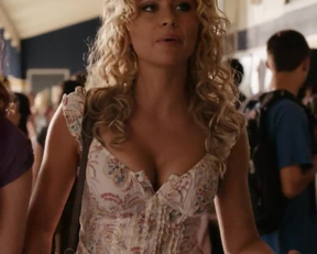 Aly Michalka - Easy A Walking Plot - Film nackt