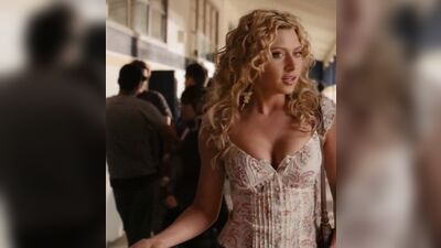 Aly Michalka - Easy A Walking Plot - Film nackt
