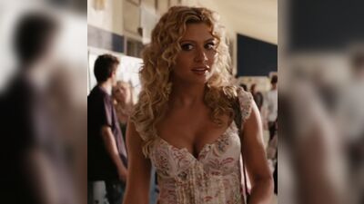 Aly Michalka - Easy A Walking Plot - Film nackt