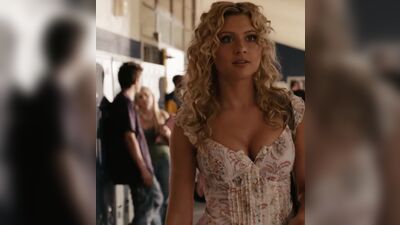 Aly Michalka - Easy A Walking Plot - Film nackt
