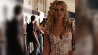 Aly Michalka - Easy A Walking Plot - Film nackt