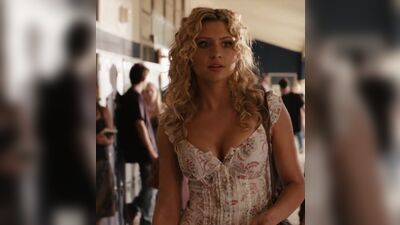 Aly Michalka - Easy A Walking Plot - Film nackt