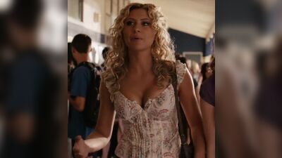 Aly Michalka - Easy A Walking Plot - Film nackt