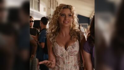 Aly Michalka - Easy A Walking Plot - Film nackt