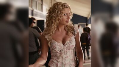 Aly Michalka - Easy A Walking Plot - Film nackt