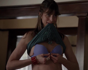 Amanda Peet Flashes Her Plots - Togetherness TV Show - Film nackt