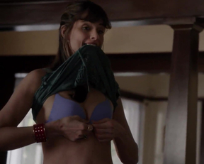 Amanda Peet Flashes Her Plots - Togetherness TV Show - Film nackt