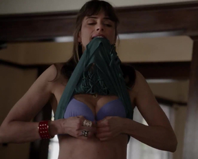 Amanda Peet Flashes Her Plots - Togetherness TV Show - Film nackt
