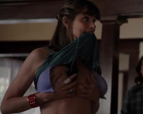 Amanda Peet Flashes Her Plots - Togetherness TV Show - Film nackt
