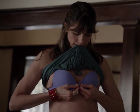 Amanda Peet Flashes Her Plots - Togetherness TV Show - Film nackt