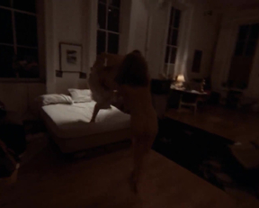 Marianna Hill Running Around Naked Plot In Medium Cool - Film nackt