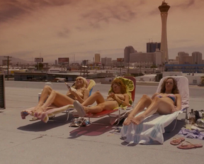 Laura Prepon And Jo Newman Plot In Lay The Favorite - Film nackt