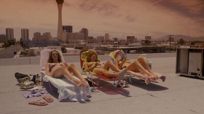 Laura Prepon And Jo Newman Plot In Lay The Favorite - Film nackt