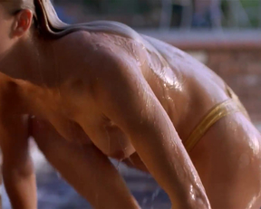 Jaime Pressly Getting Out Of The Water Nine Years Apart. Poison Ivy In 1997, And DOA: Dead Or Alive In 2006. - Film nackt