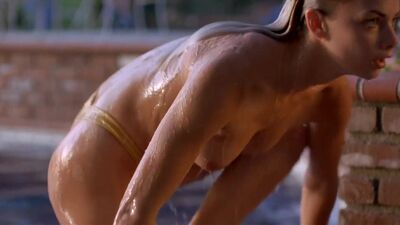 Jaime Pressly Getting Out Of The Water Nine Years Apart. Poison Ivy In 1997, And DOA: Dead Or Alive In 2006. - Film nackt