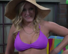 Emily Osment - Young  Hungry - Film nackt
