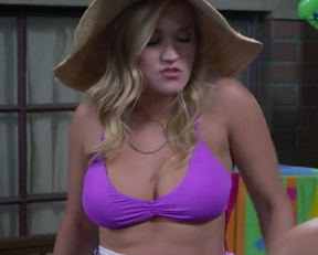 Emily Osment - Young  Hungry - Film nackt